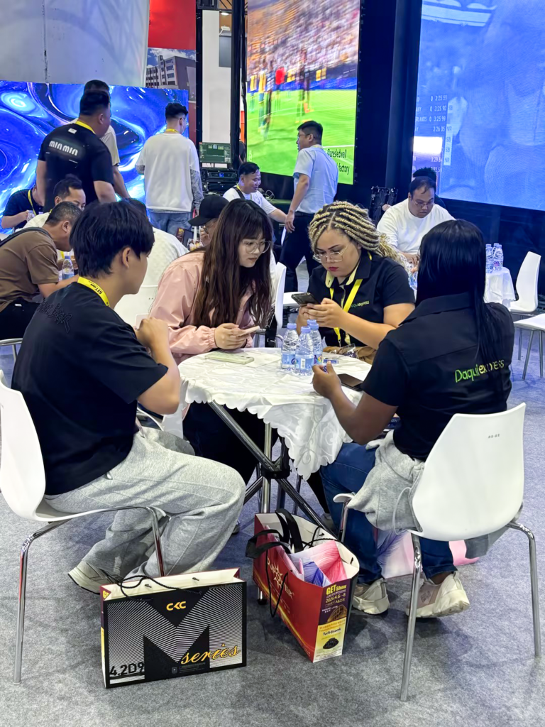 展会照片_0021_图层-0